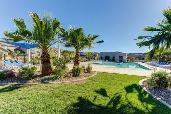 3BR/2.5BA Townhouse w/ Pool &…