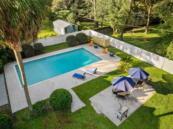 Backyard & pool for big groups…