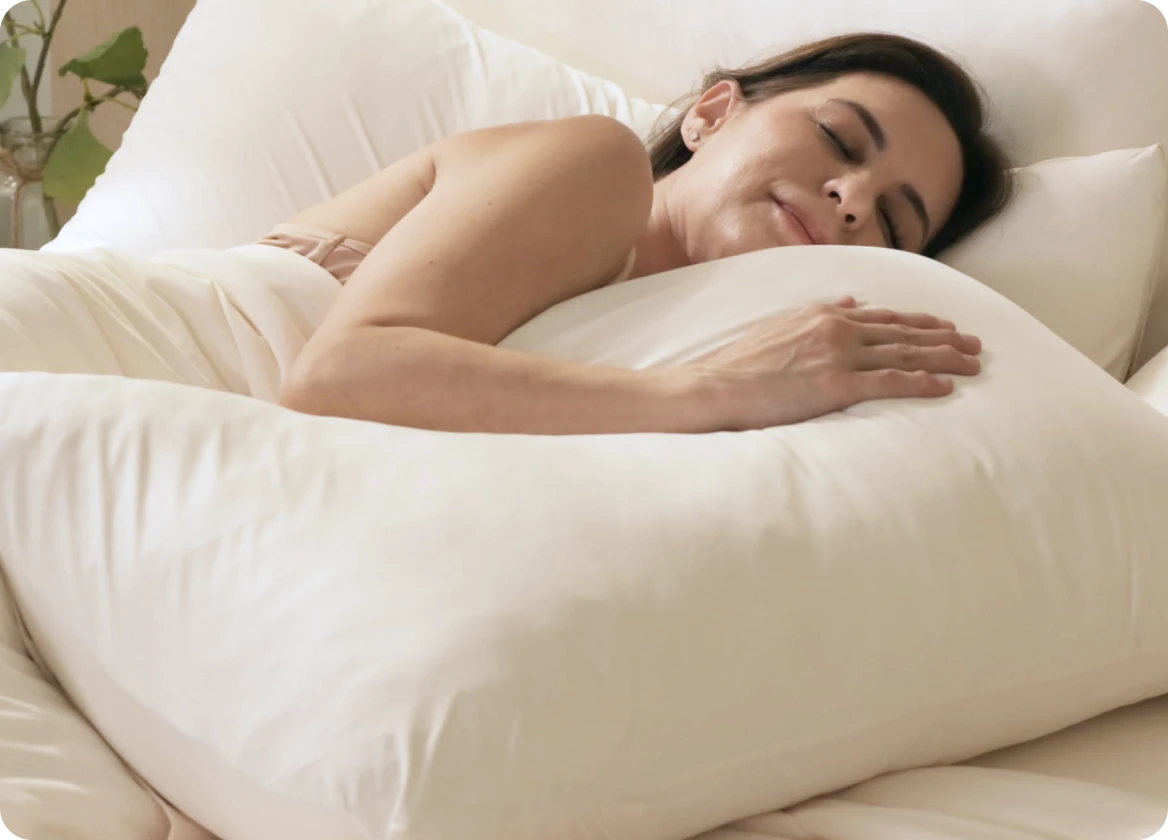 Woman resting peacefully under the Evercool® Comforter